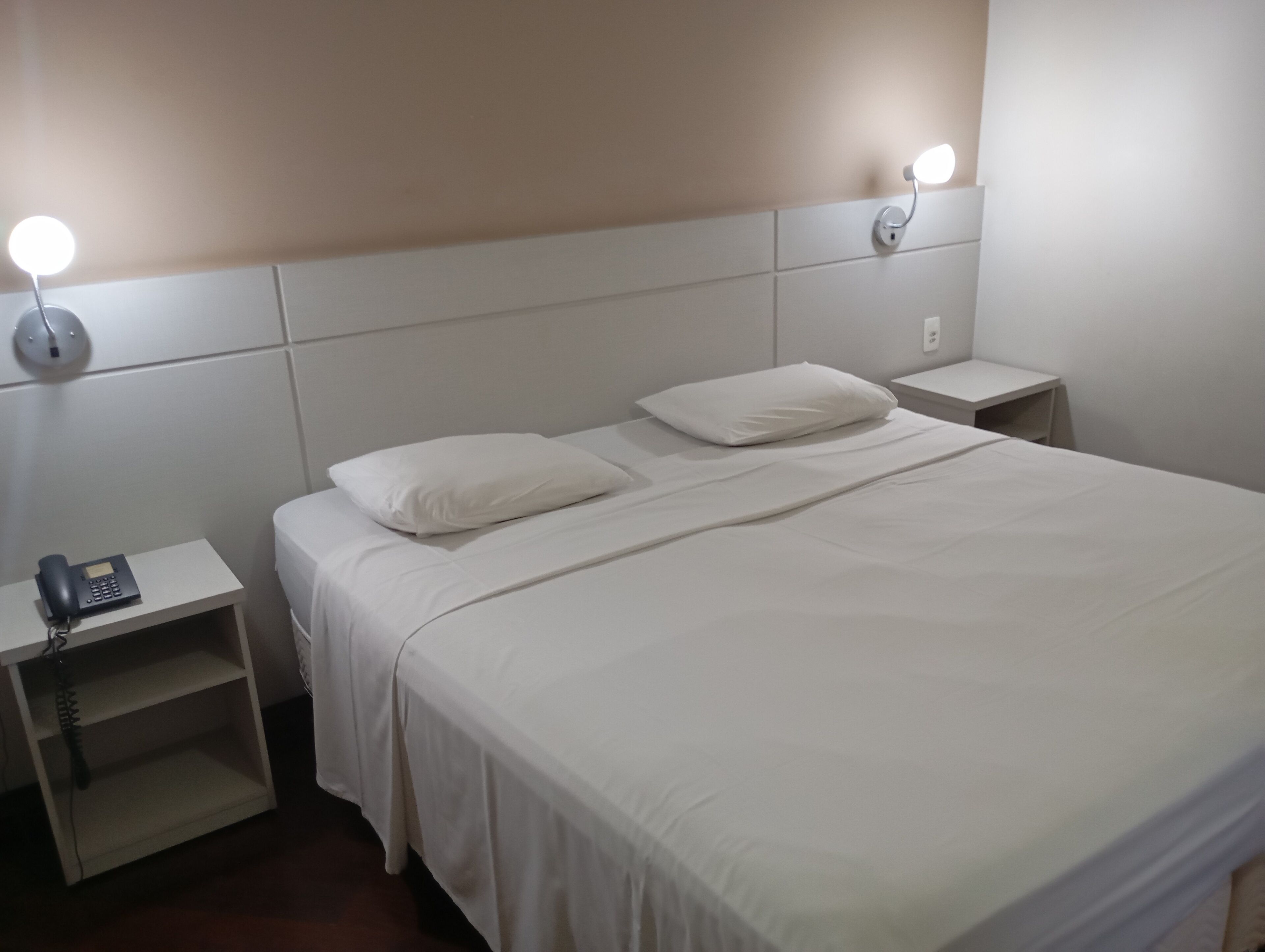 Kahden hengen executive-huone, 1 parisänky | Minibaari, tallelokero huoneessa, työpöytä, pimennysverhot