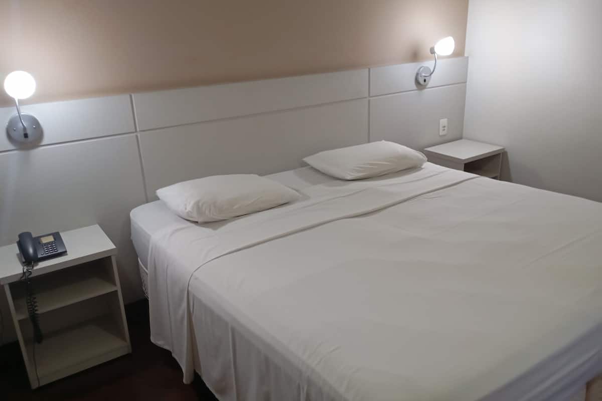 Habitació doble estàndard, 1 llit doble | Minibar, caixa forta a l'habitació, escriptori i cortines opaques