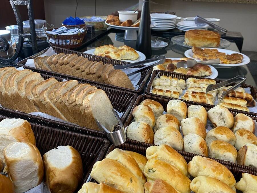 Buffet amb diferents paes i pastissos.