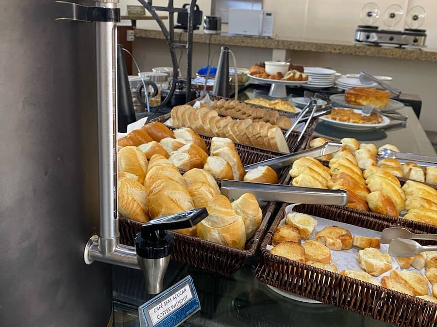 Café da manhã com buffet grátis todos os dias