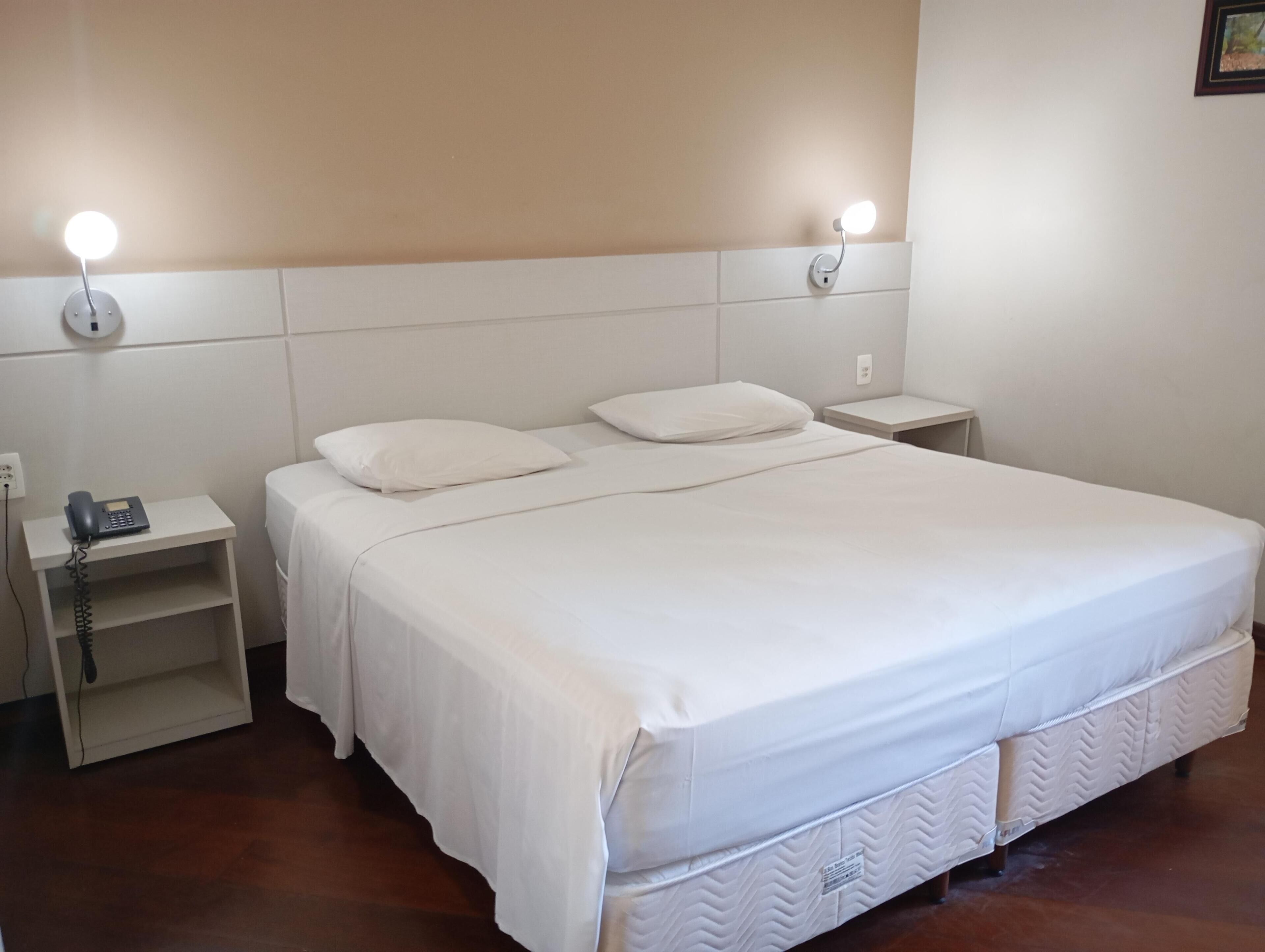 Minibaari, tallelokero huoneessa, työpöytä, pimennysverhot