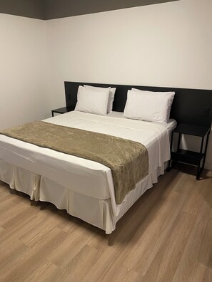 Deluxe Room | Minibar, in-room safe, desk, blackout drapes - Samba Betim (Betim)