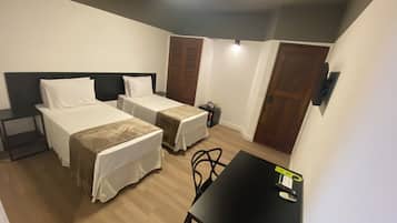 Minibar, caja de seguridad en la habitación y escritorio