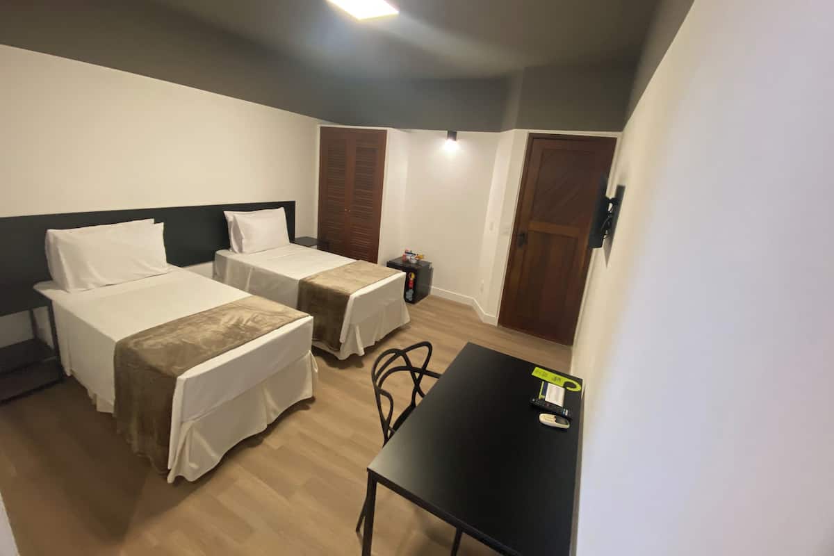 Habitació individual Deluxe | Minibar, caixa forta a l'habitació, escriptori i cortines opaques