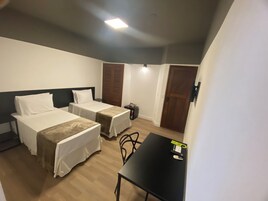 Minibar, caja de seguridad en la habitación y escritorio 