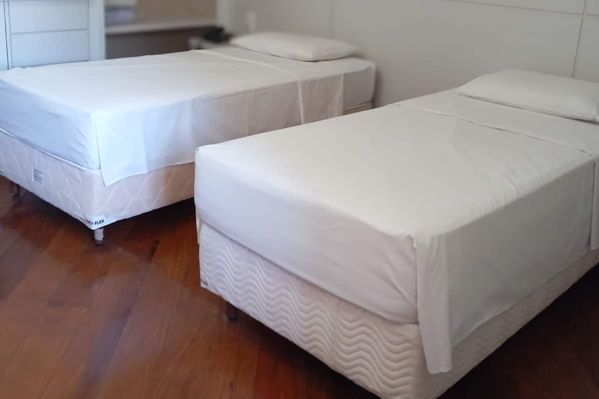 Habitació amb dos llits individuals estàndard, 2 llits individuals | Minibar, caixa forta a l'habitació, escriptori i cortines opaques