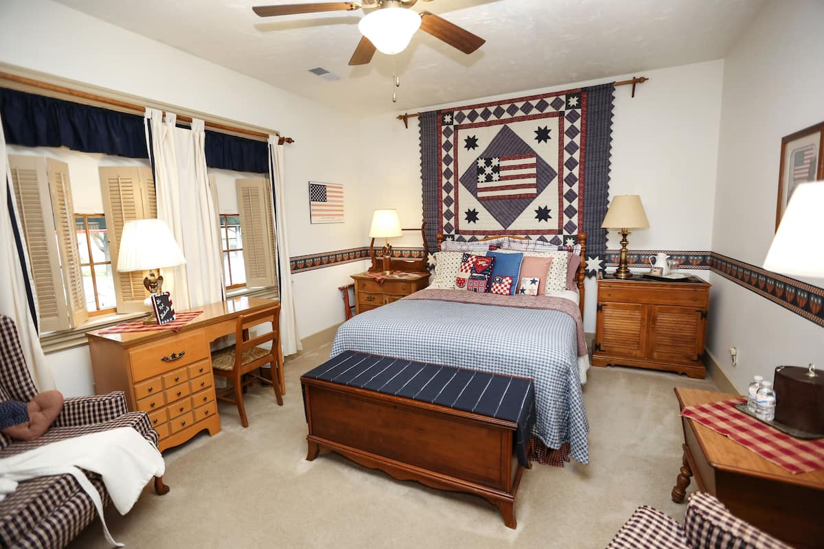 Americana Queen Room | Soundproofing, iron/ironing board, free WiFi, bed sheets