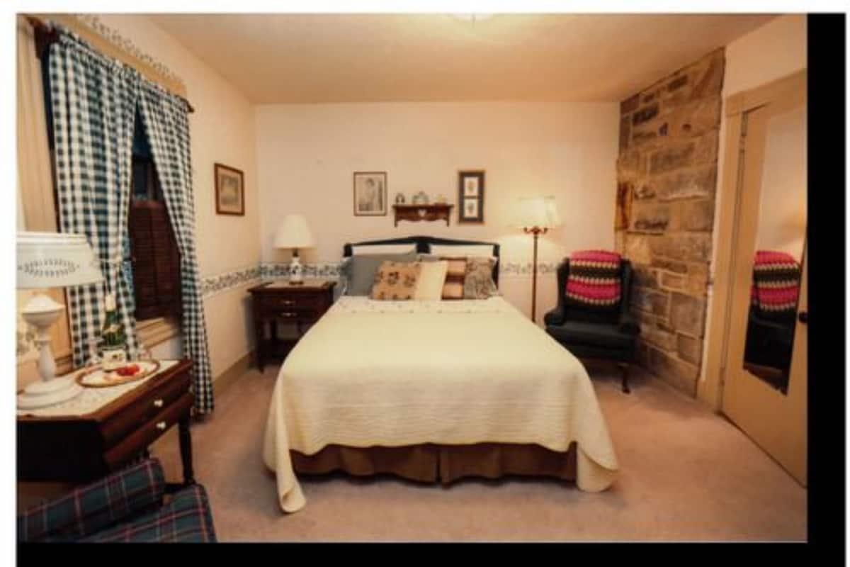 Room, Private Bathroom (Ivy Queen Room) | Soundproofing, iron/ironing board, free WiFi, bed sheets