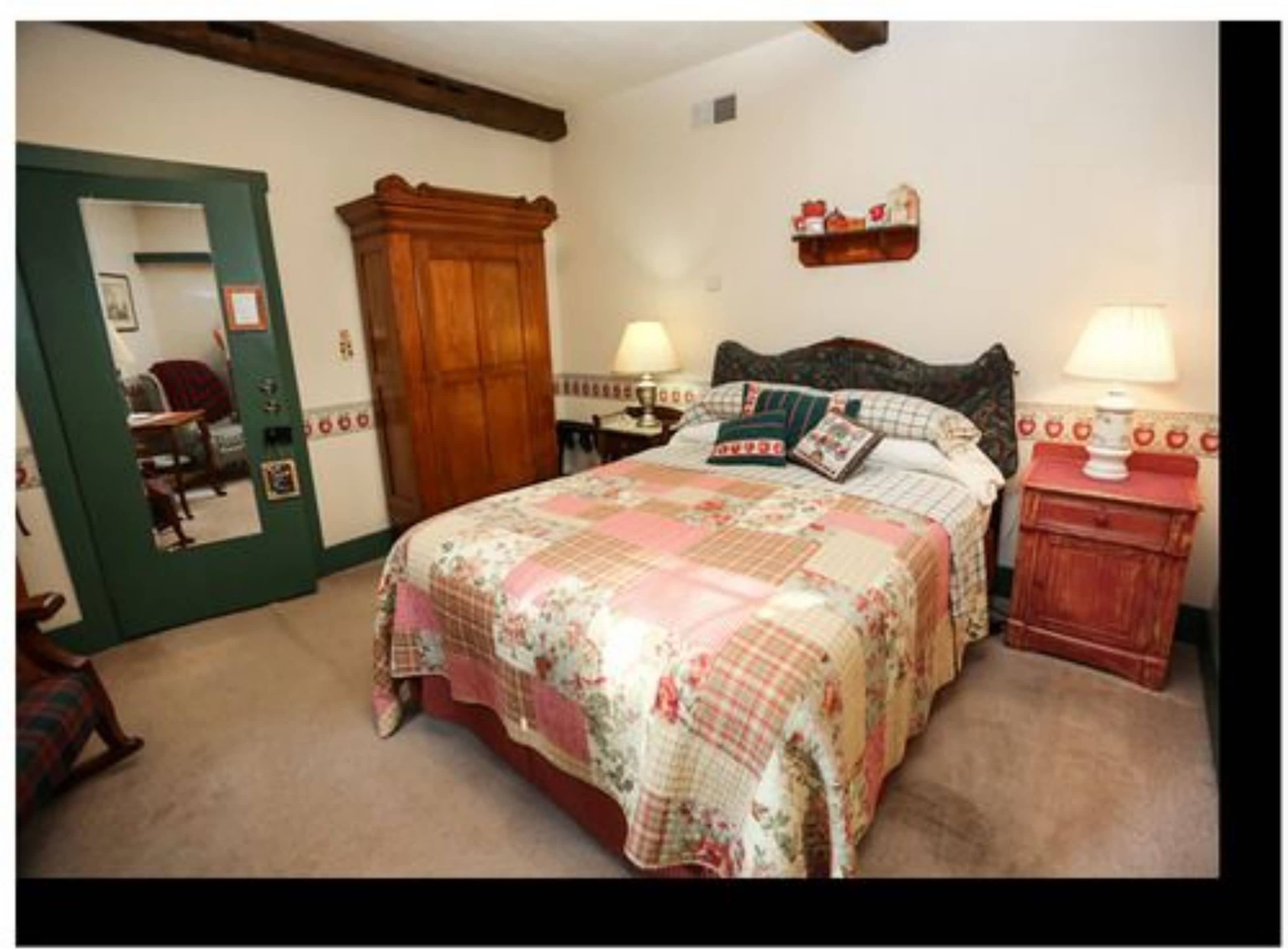 Habitación, baño privado (Apple Orchard Queen Room) | Sistema de insonorización, tabla de planchar con plancha, wifi gratis