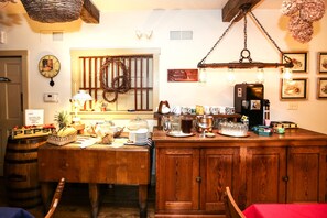 Buffet - Deer Creek Winery at Watson Estate (Uniontown)