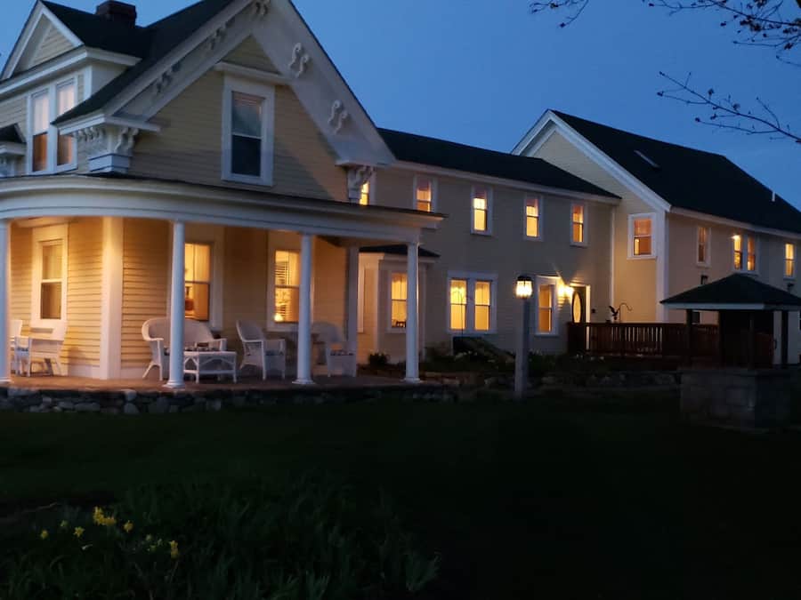 Overnatningsstedets facade – aften/nat