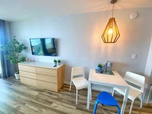 Panoramic-Studio, 1 King-Bett und Schlafsofa, Meerblick | Essbereich im Zimmer
