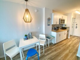 Panoramic Studio, 1 King Bed with Sofa bed, Ocean View | In-room dining