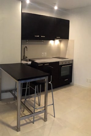 Estúdio | Cozinha privada | Geladeira grande, fogão, cooktop, cafeteira/chaleira