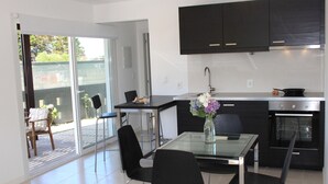 Apartment (Gold) | Essbereich im Zimmer