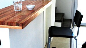 Maisonette | Essbereich im Zimmer
