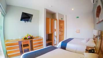 Habitación cuádruple | Escritorio, tabla de planchar con plancha y wifi gratis