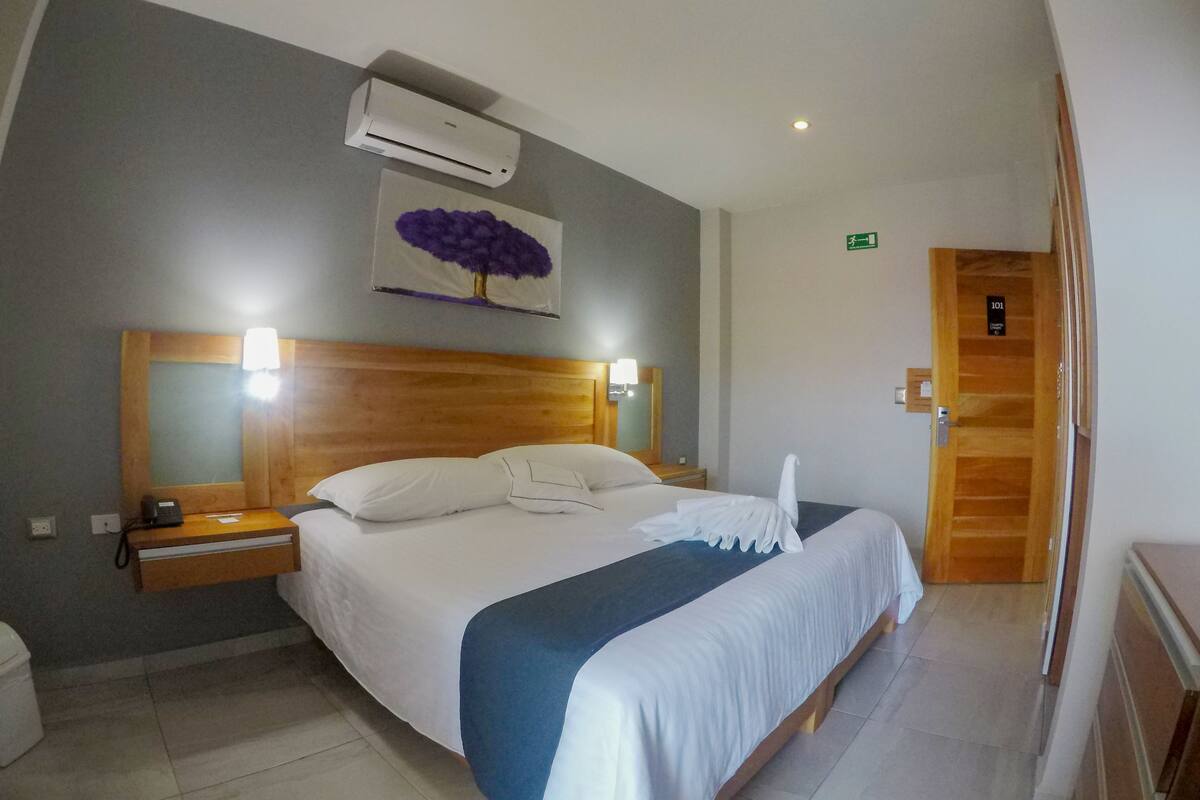 Tweepersoonskamer, 1 kingsize bed | Een bureau, een strijkplank/strijkijzer, gratis wifi
