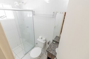 Basic Apartment | Bathroom | Shower, hair dryer, towels - Lacqua Di Roma - JC Temporada (Caldas Novas)