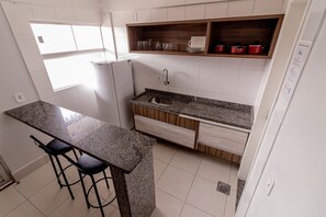 Apartment | Private kitchen | Fridge, microwave - Lacqua Di Roma - JC Temporada (Caldas Novas)