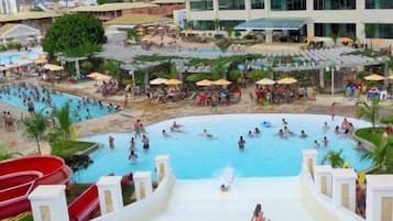 12 piscinas externas, guarda-sóis, espreguiçadeiras