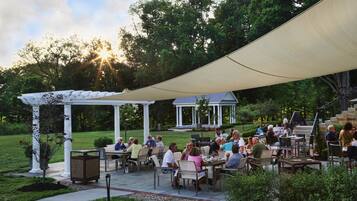 تناول الطعام بالخارج