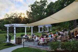 تناول الطعام بالخارج