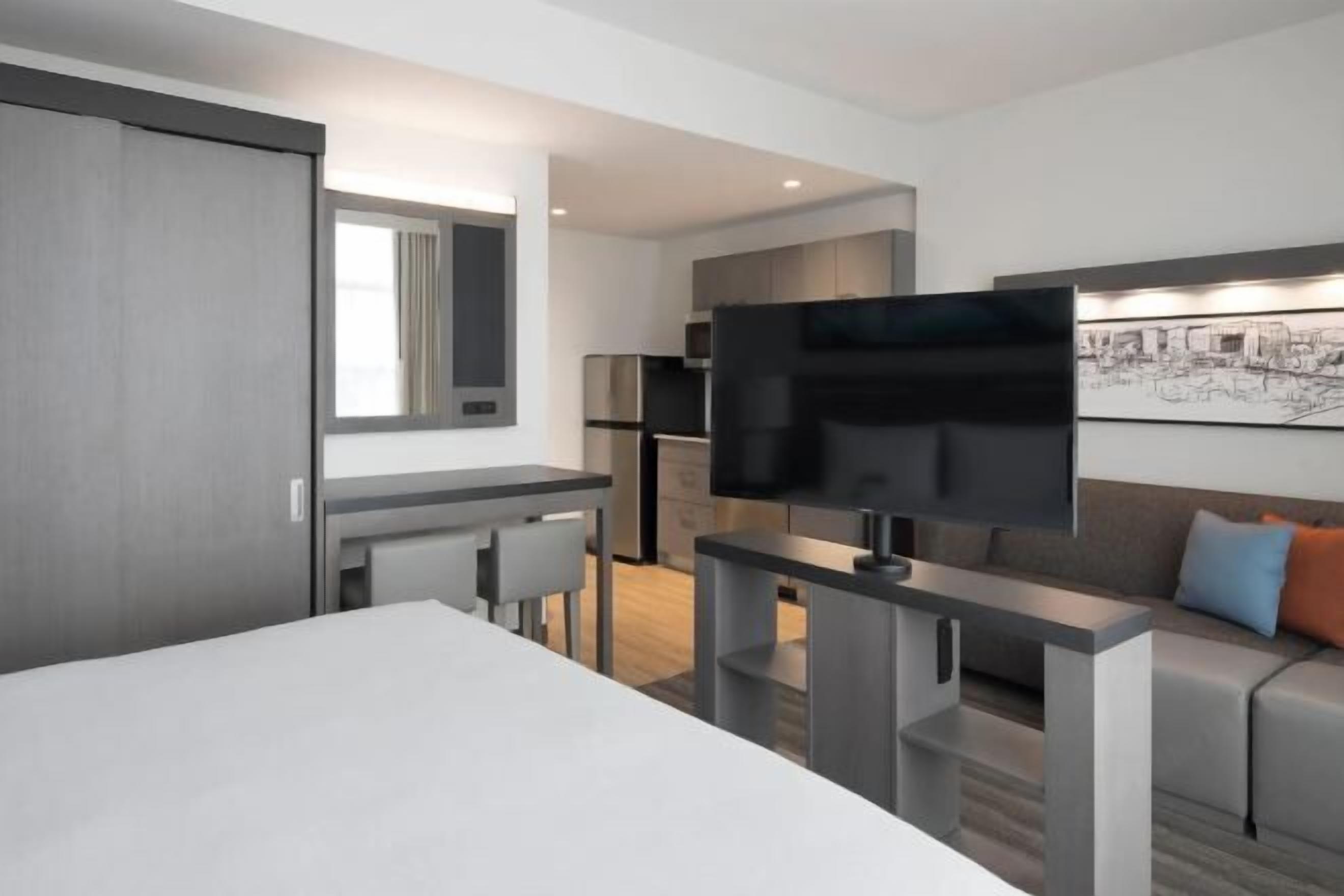 객실 내 금고, 책상, 노트북 작업 공간, 암막 커튼