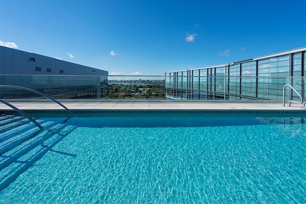 Una piscina al aire libre de temporada