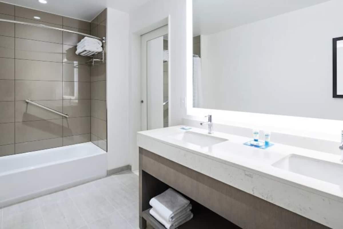 Combined shower/tub, designer toiletries, hair dryer, towels