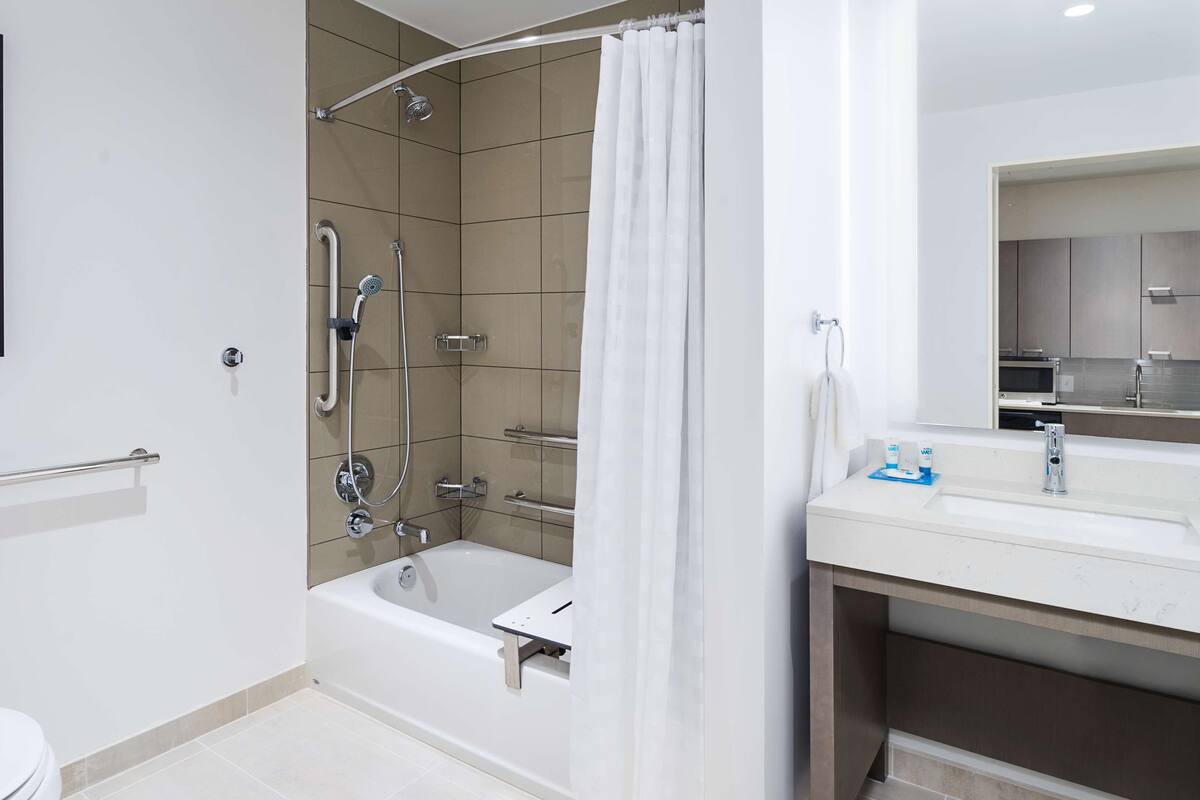 designer toiletries, towels