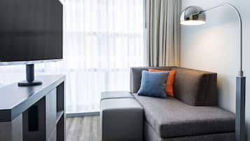 Studio, 1 kingsize bed met slaapbank, keuken | Een kluis op de kamer, een bureau, een laptopwerkplek