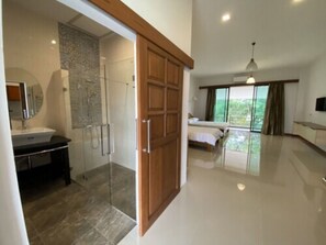 Deluxe Room | Bathroom