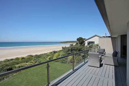Executive Apartment, Beach View | Balcony. Curio Bay Salt House Motel