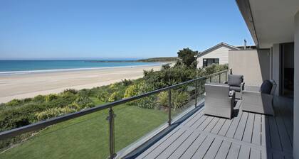 Curio Bay Salt House Motel