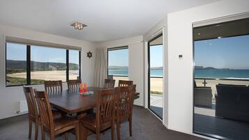 Executive Apartment, Beach View | In-room dining