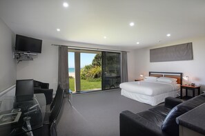 Studio, 1 slaapkamer, uitzicht op het strand | Een strijkplank/strijkijzer, gratis wifi