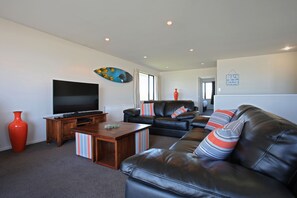 Executive appartement, uitzicht op het strand | Woonruimte | Flatscreentelevisie