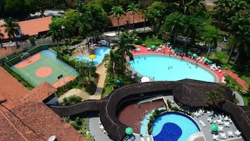 Apartamento, vista para a cidade | Piscina | 6 piscinas externas, guarda-sóis, espreguiçadeiras