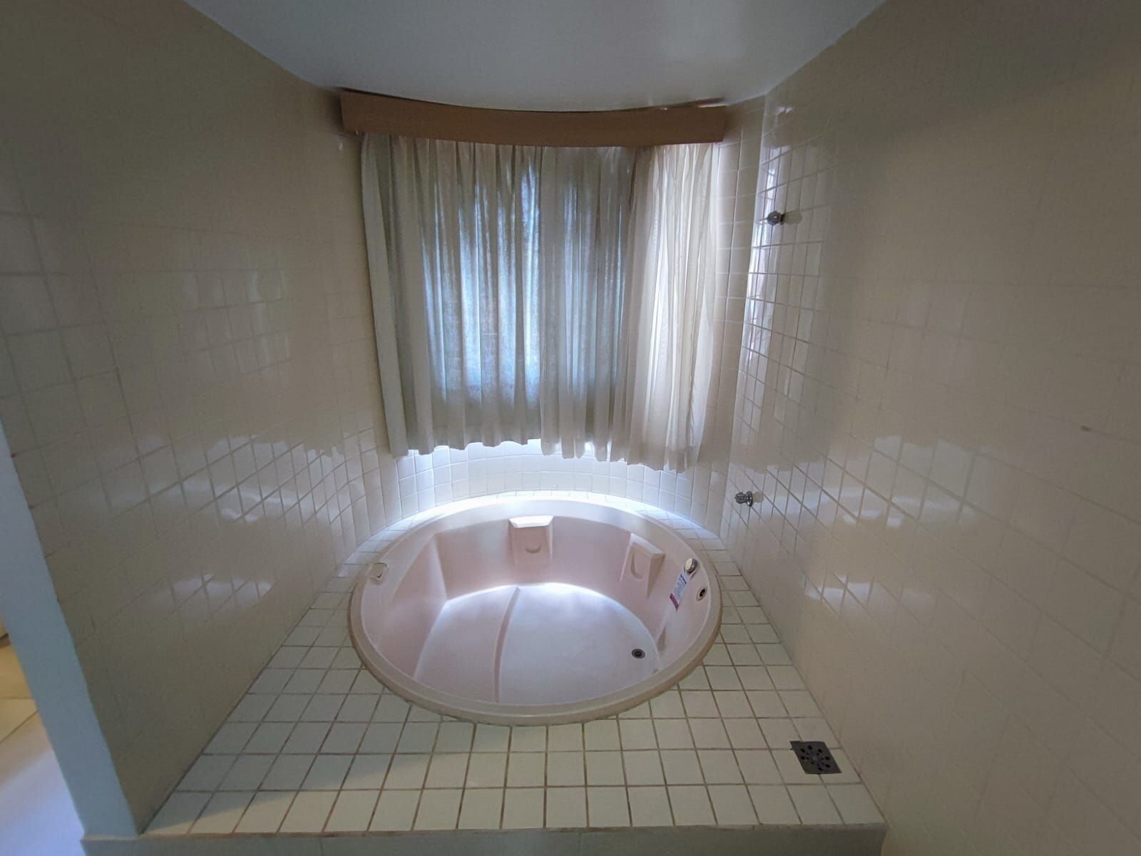 basic suite | bathroom | combined shower/bathtub, jetted bath, free toiletries, towels