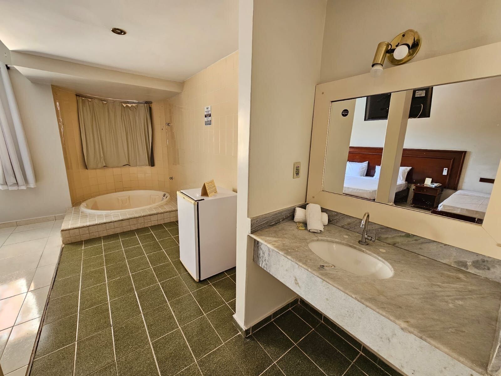 basic suite | bathroom | combined shower/bathtub, jetted bath, free toiletries, towels