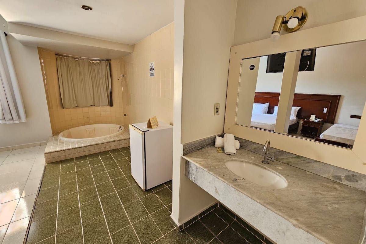 basic suite | bathroom | combined shower/bathtub, jetted bath, free toiletries, towels