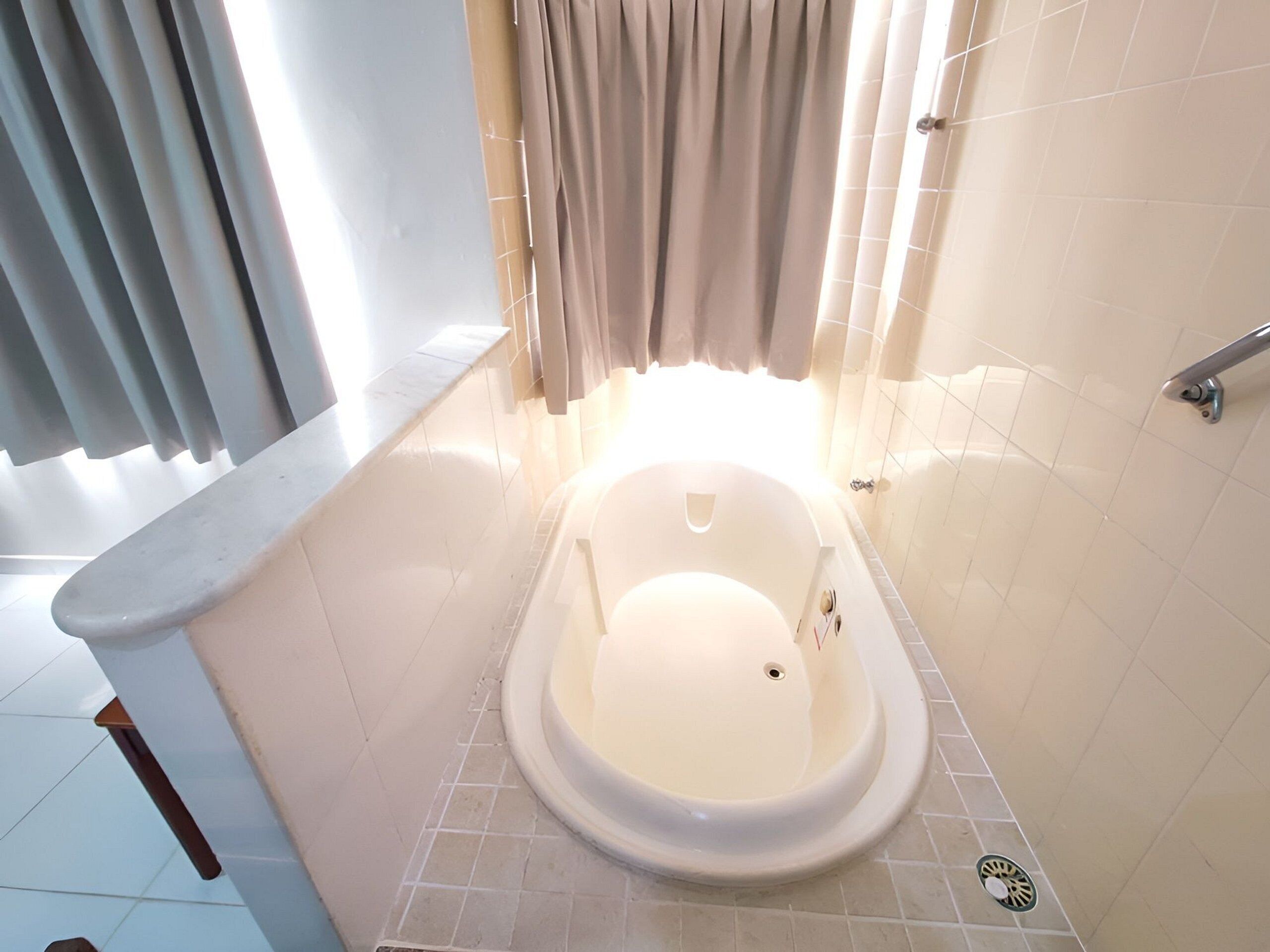 apartment | bathroom | combined shower/bathtub, jetted bath, free toiletries, towels