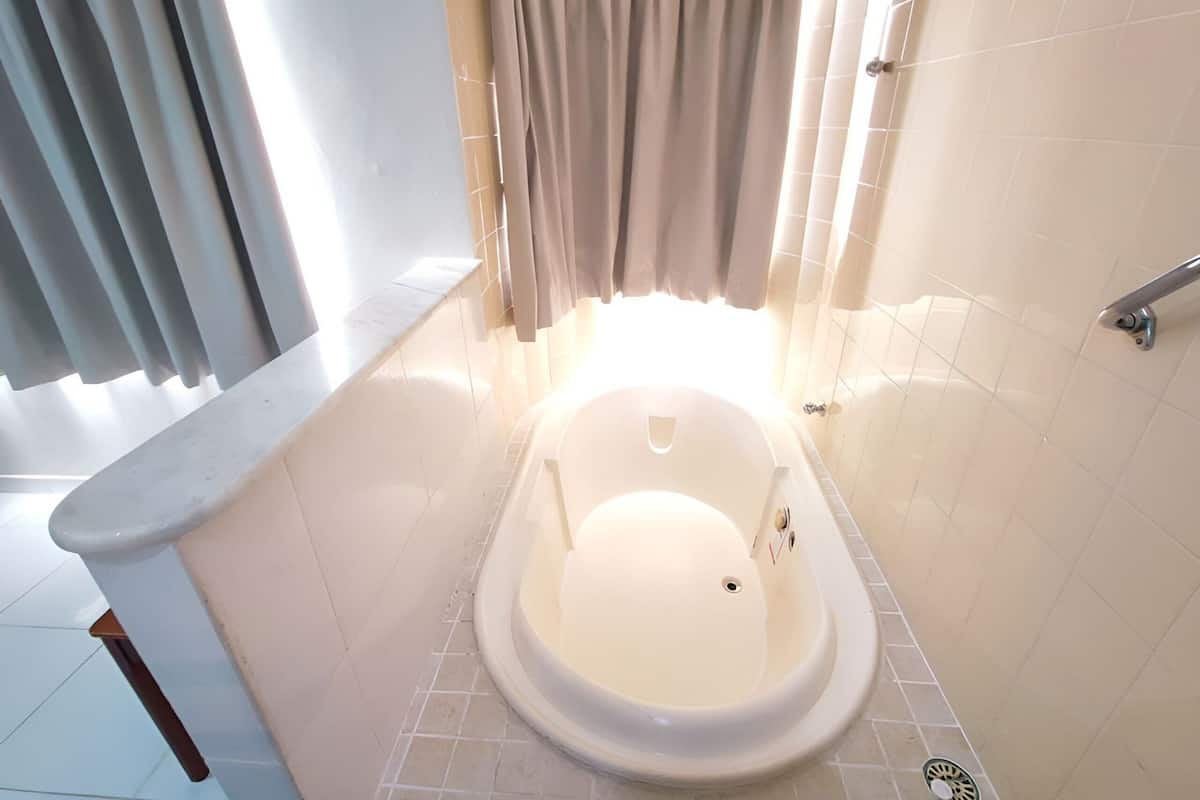 Apartment | Bathroom | Combined shower/tub, jetted tub, free toiletries, towels