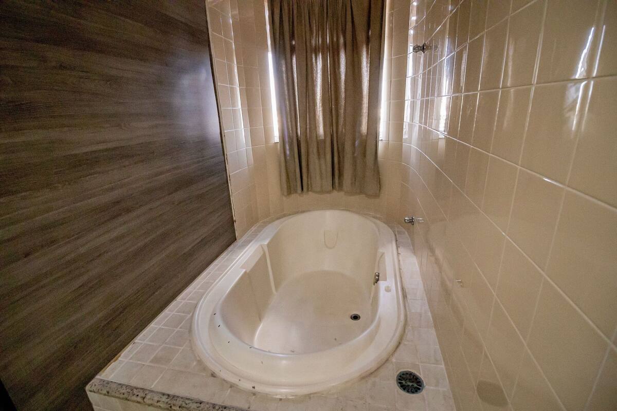 basic apartment, 1 bedroom | bathroom | combined shower/bathtub, jetted bath, free toiletries, towels