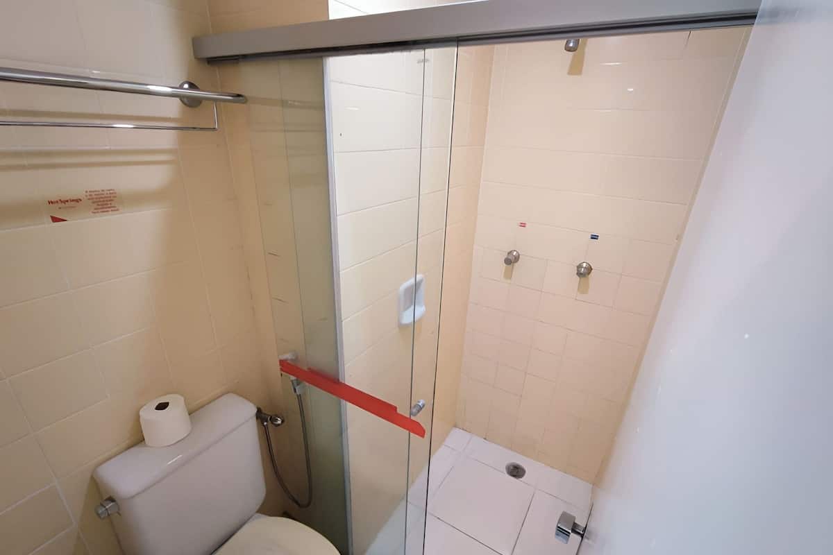 Apartment | Bathroom | Combined shower/tub, jetted tub, free toiletries, towels