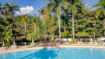 6 piscinas externas, guarda-sóis, espreguiçadeiras