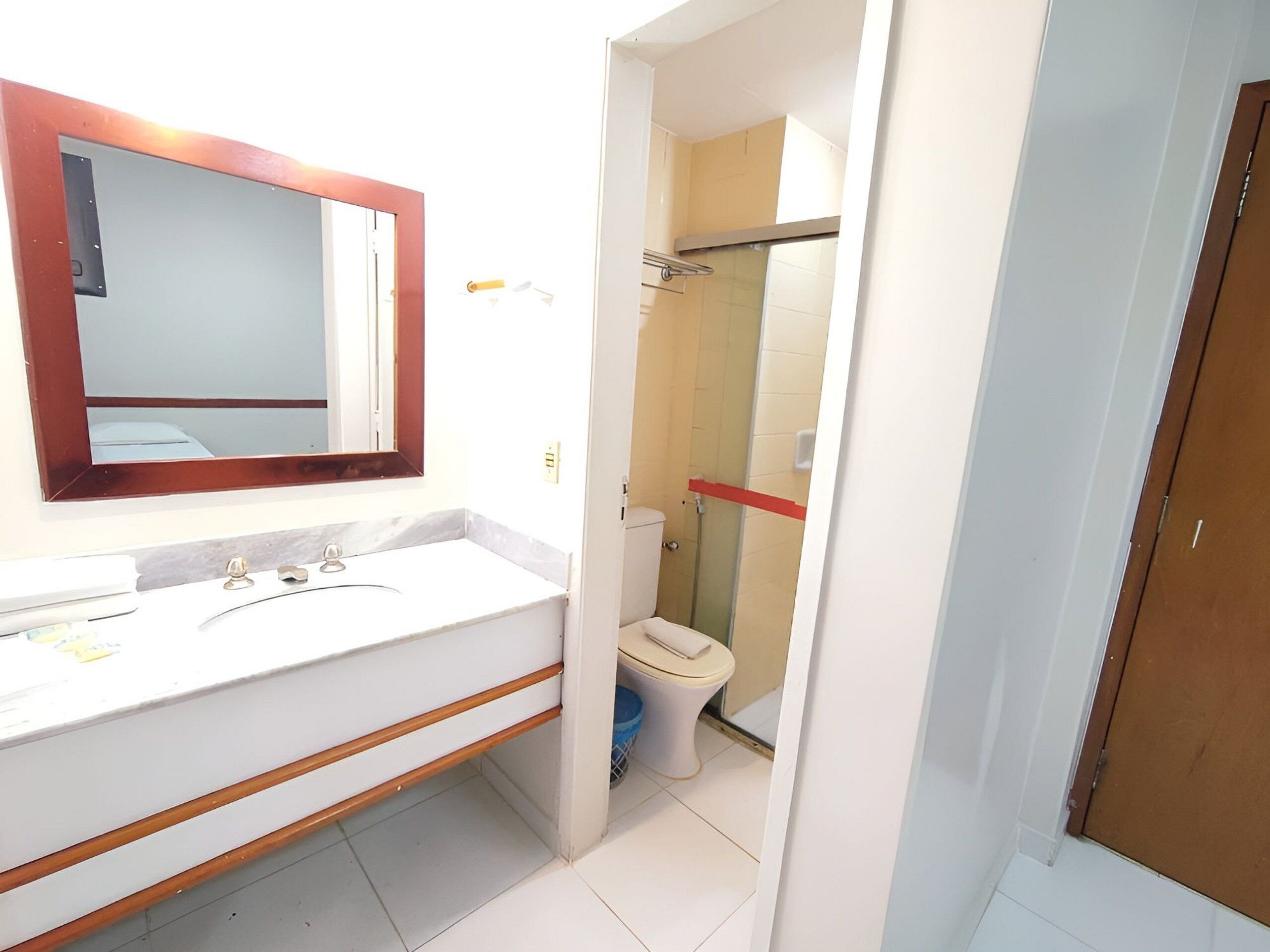 apartment | bathroom | combined shower/bathtub, jetted bath, free toiletries, towels