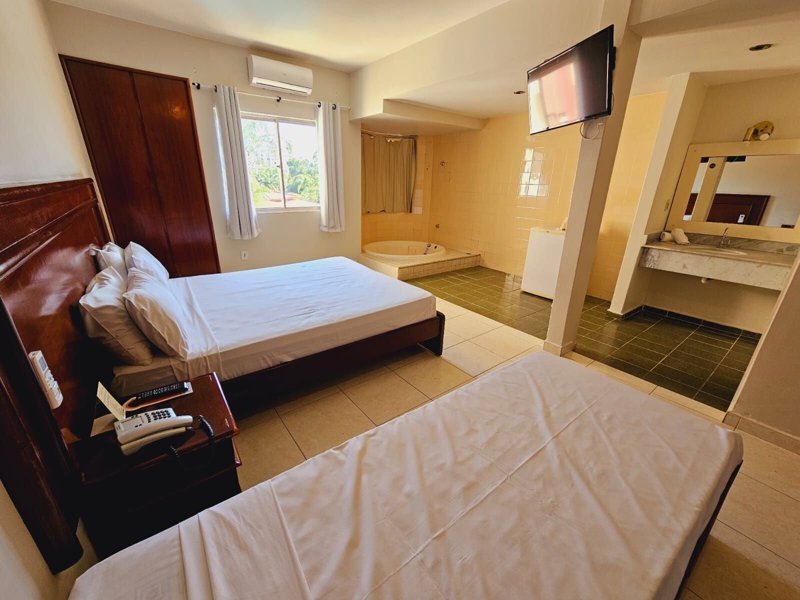 basic suite | free wifi, bed sheets