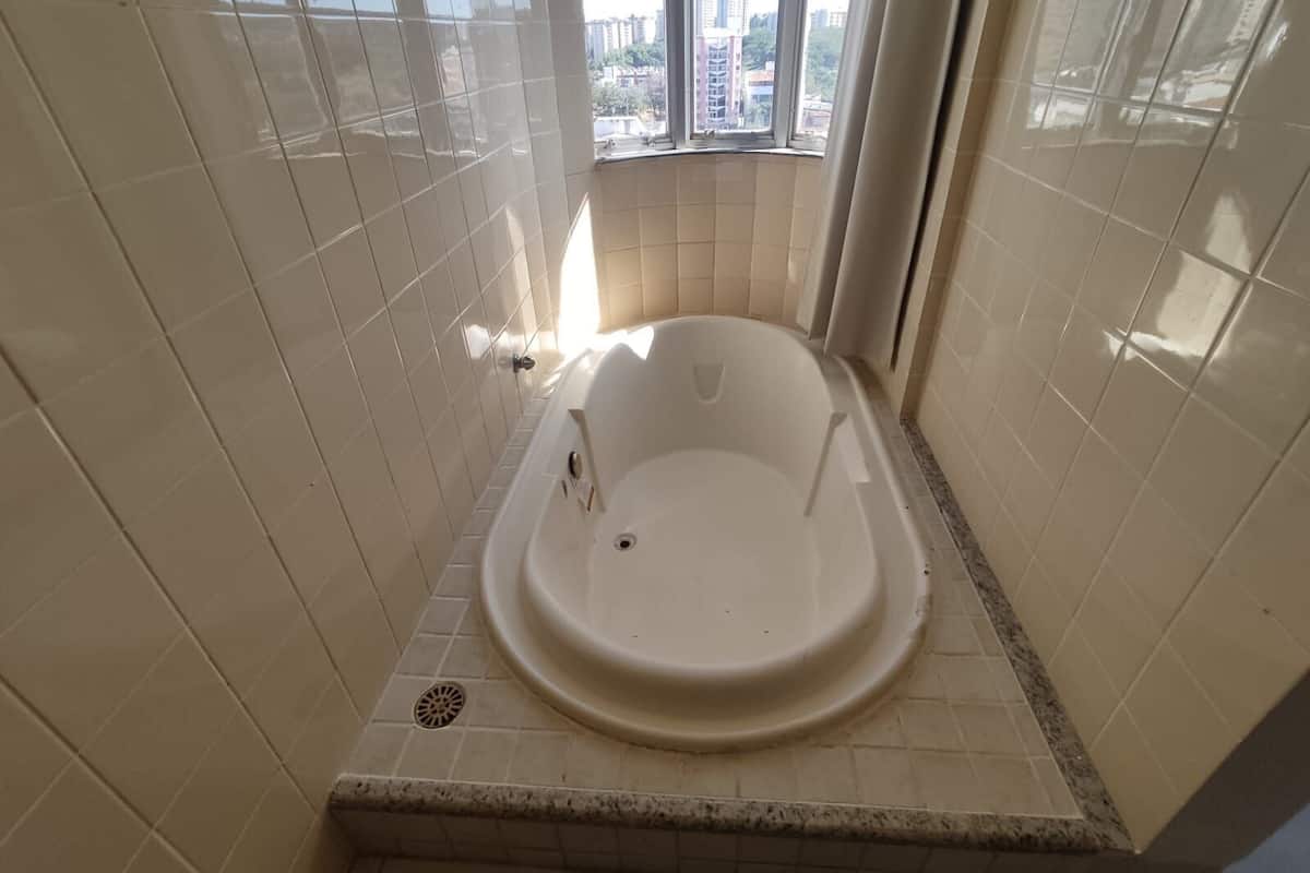 apartment, city view | bathroom | combined shower/bathtub, jetted bath, free toiletries, towels